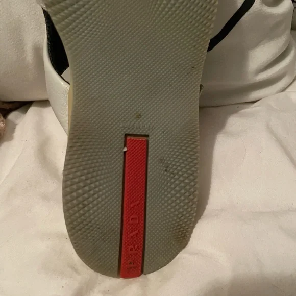 Prada - Picture 1 of 3